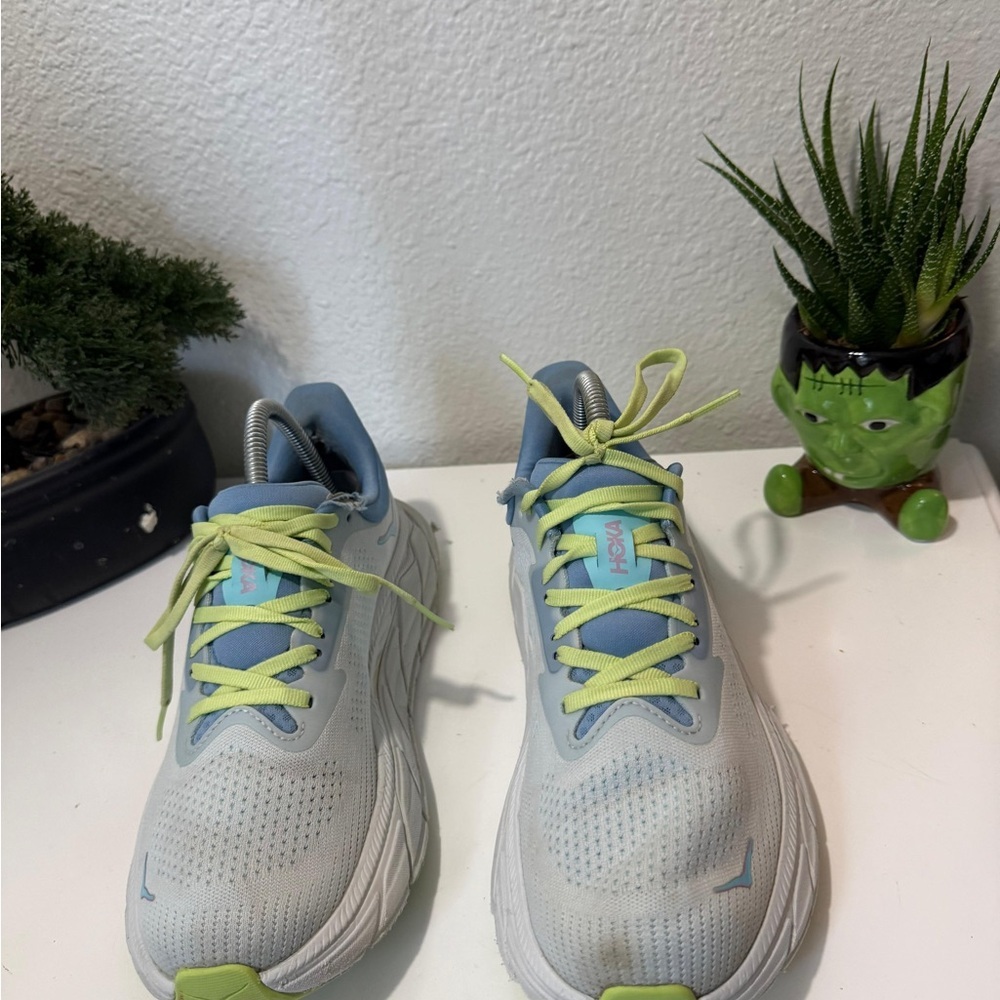 Hoka women size 8.5 Arahi 7 Athletic Shoes in Light Blue and Lime - Picture 2 of 8